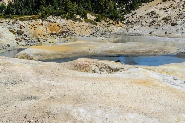 Bumpass Hell a Lassen vulkáni nemzeti parkban Kaliforniában, az Egyesült Államok — Stock Fotó