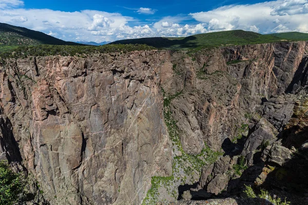 Вид прірви в чорному каньйоні національного парку Gunnison в Колорадо, Сполучені Штати — стокове фото