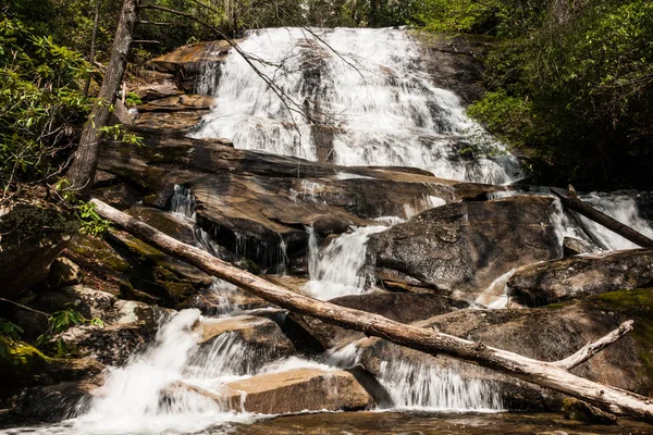 Cove Creek Falls in Pisgah National Forest in North Carolina, Verenigde Staten — Stockfoto