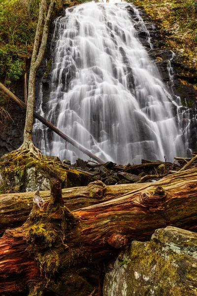 Crabtree Falls in de buurt van de Blue Ridge Parkway in North Carolina, Verenigde Staten — Stockfoto