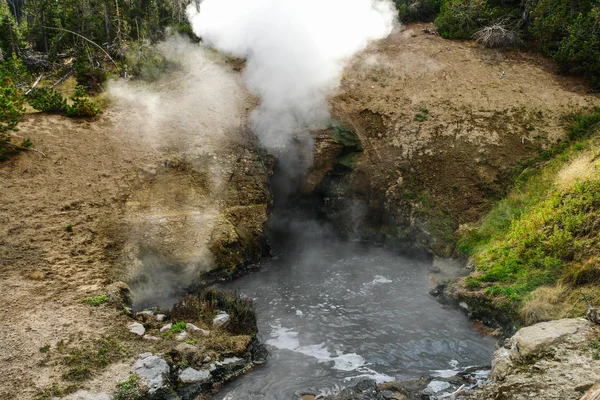 Dragon's Mouth Spring in Yellowstone National Park in Wyoming, United States — Stock Photo, Image