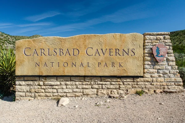 뉴 멕시코의 칼 즈 배드 동굴 국립공원의 입구 표지판, 미국 — 스톡 사진