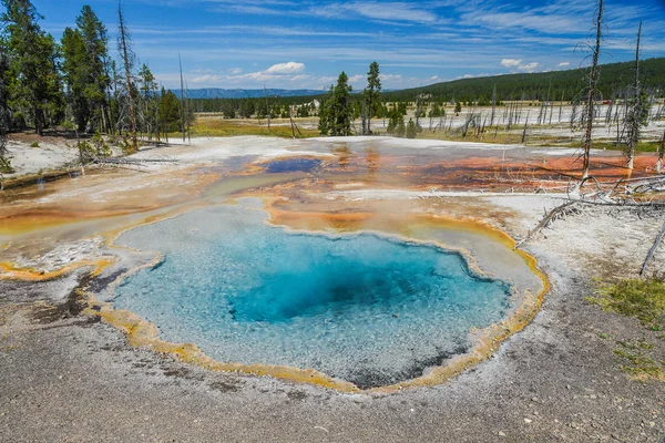 Firehole tavasz a Yellowstone Nemzeti Parkban Wyoming, Egyesült Államok — Stock Fotó