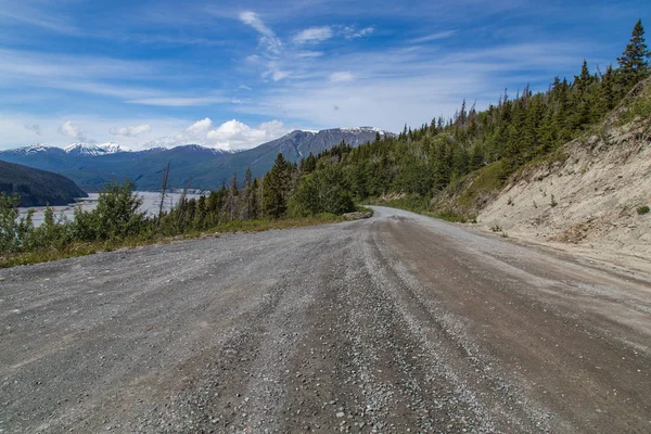 Mccarthy road in wrangell-st. elias nationalpark in alaska, vereinigte staaten — Stockfoto