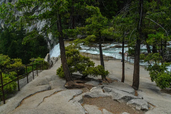 Mist Trail a Yosemite National Park in California, Stati Uniti — Foto Stock