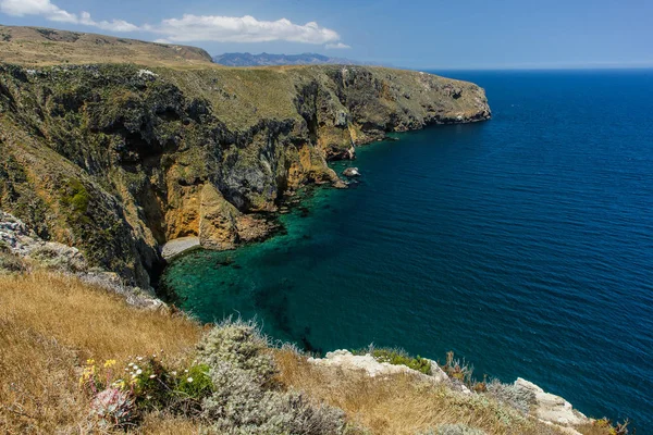 Μονοπάτι Βόρειας Μπλόφς στο εθνικό πάρκο Νήσων Μάγχης στην Καλιφόρνια, Ηνωμένες Πολιτείες της Αμερικής — Φωτογραφία Αρχείου