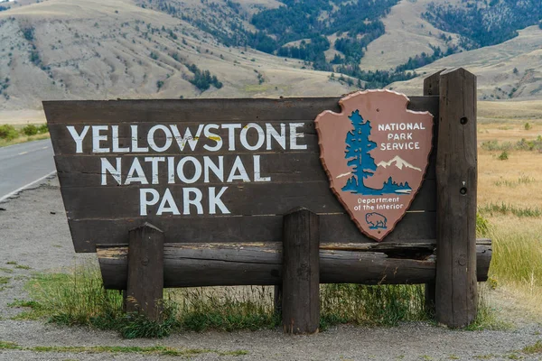 North Entrance logga in Yellowstone nationalpark i Wyoming, USA — Stockfoto