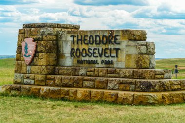 Kuzey Dakota, Amerika Birleşik Devletleri 'nde Theodore Roosevelt Milli Parkı 'nda boyalı Kanyon giriş Işareti