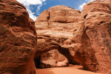 Utah, Amerika Birleşik Devletleri 'ndeki Arches Milli Parkı 'nda Sand Dune Arch
