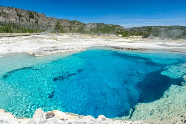 Sapphire Pool nel Parco Nazionale di Yellowstone nel Wyoming, Stati Uniti — Foto Stock