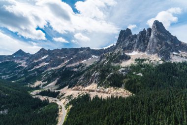 Washington Pass, Washington, Amerika Birleşik Devletleri 'ndeki Okanogan Ulusal Ormanı 'na bakar