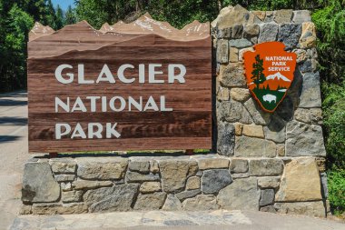 Batı giriş Işareti Glacier National Park in Montana, Amerika Birleşik Devletleri