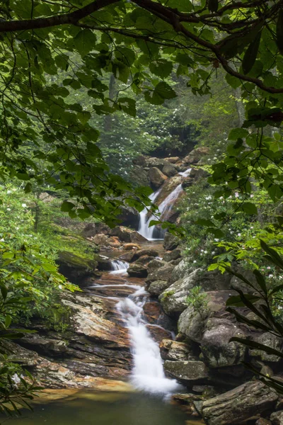 Hubené vodopády u parkoviště Blue Ridge v Severní Karolíně, Spojené státy americké — Stock fotografie
