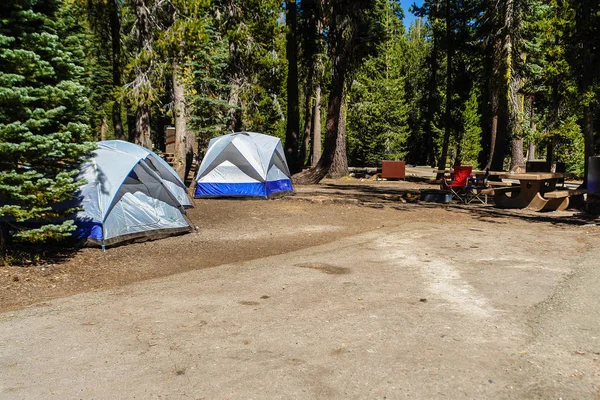 Кемпинг Summit Lake North в Вулканическом национальном парке в Калифорнии, США — стоковое фото