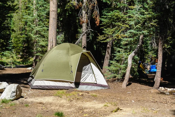 Summit Lake South Campground em Lassen Volcanic National Park, na Califórnia, Estados Unidos — Fotografia de Stock