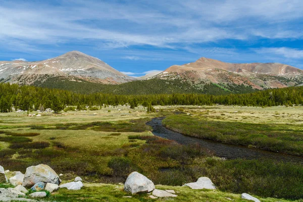 Kaliforniya 'da Yosemite Ulusal Parkı 'nda Tuolumne Nehri, Amerika Birleşik Devletleri — Stok fotoğraf