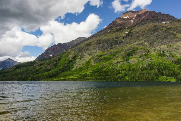 Dva léky jezero v národním ledovcového parku v Montaně, USA — Stock fotografie