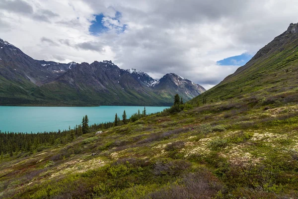 Upper Twin Lake in Lake Clark National Park, no Alasca, Estados Unidos — Fotografia de Stock