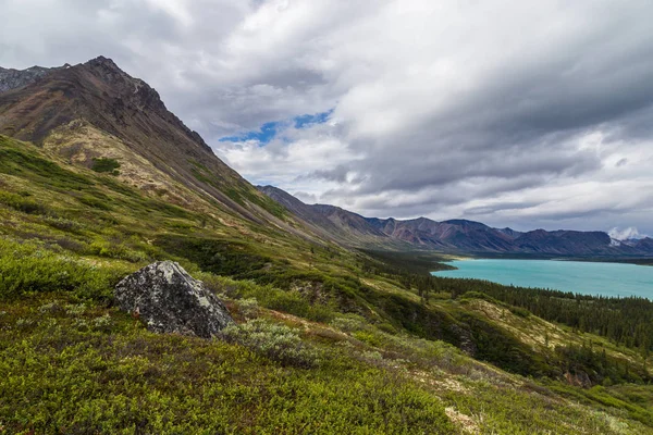 Άνω δίδυμη λίμνη στο εθνικό πάρκο Lake Clark στην Αλάσκα, Ηνωμένες Πολιτείες της Αμερικής — Φωτογραφία Αρχείου