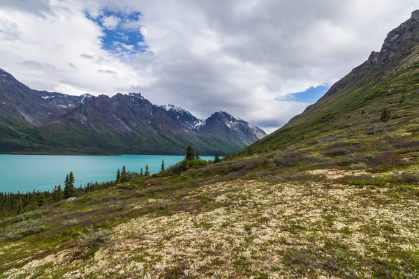 Alaska, Amerika Birleşik Devletleri 'nde Lake Clark Ulusal Parkı 'nda üst Ikiz göl — Stok fotoğraf