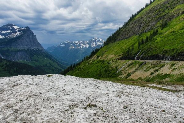 Weeping Wall i Glacier National Park i Montana, Förenta staterna — Stockfoto