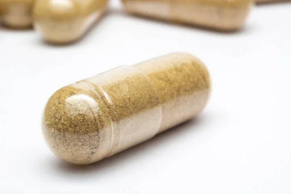 Bitkisel ilaç. Açık kapsül bitkisel ilaç kapatın.