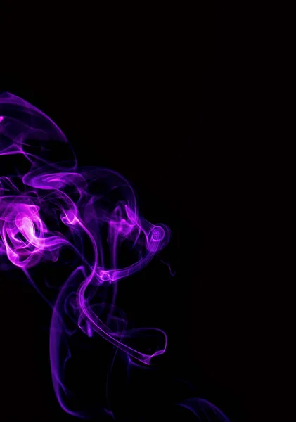 Siyah arka plan üzerine mor duman