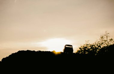 Siluet oyuncak araba ve güneş ışığı turuncu. Kavram çaba. Film filtresi