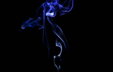 Siyah arkaplanda mavi duman