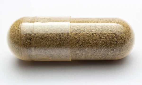 Bitkisel ilaç izole. Açık kapsül bitkisel ilaç kapatın.