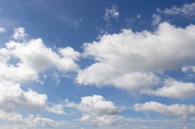 Beyaz bulutlar ve mavi gökyüzü