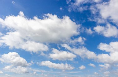 Beyaz bulutlar ve mavi gökyüzü
