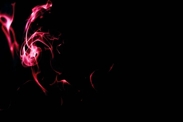 Siyah arkaplanda kırmızı duman