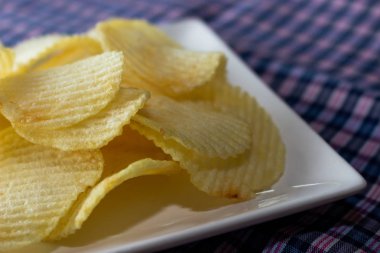 Patates cipsi beyaz çanak üzerinde kapatın