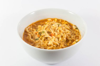 Anlık erişte ve beyaz arka plan üzerinde beyaz kase