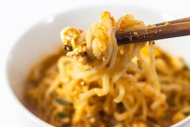 Yakın anlık erişte ve yemek çubukları