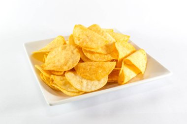 Patates cipsi beyaz çanak üzerinde kapatın