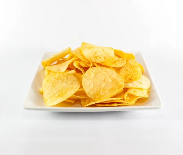 Patates cipsi beyaz tabak ve beyaz arka plan üzerinde