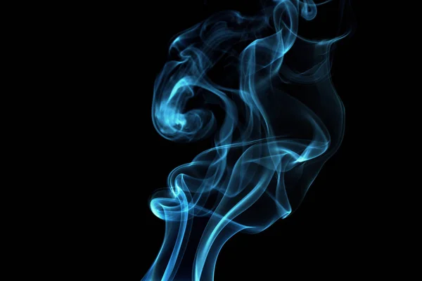 黒を背景に青い煙 — ストック写真