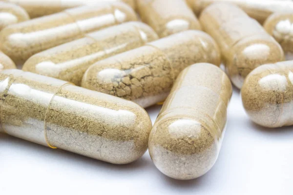 Bitkisel ilaç. Açık kapsül bitkisel ilaç kapatın.