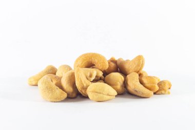 Beyaz arka planda kaju fıstığı