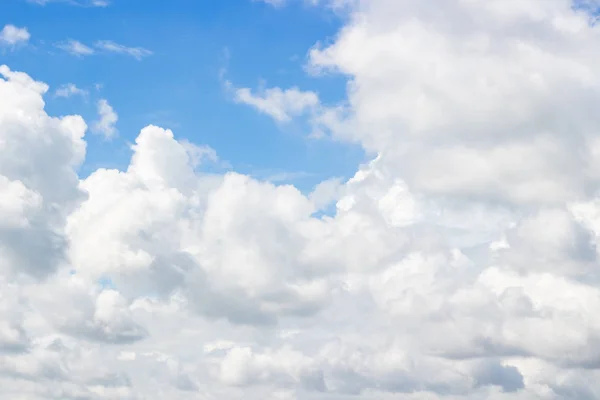 Хмари Блакитне Небо — стокове фото