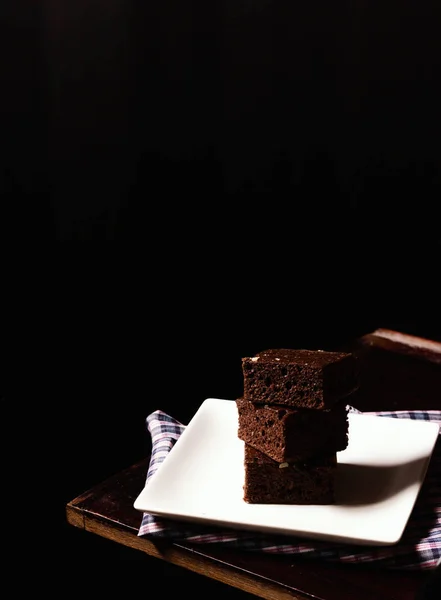 Brownies Chocolate Sobre Plato Blanco Fondo Oscuro — Foto de Stock