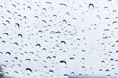 Pencere camına yağmur damlaları