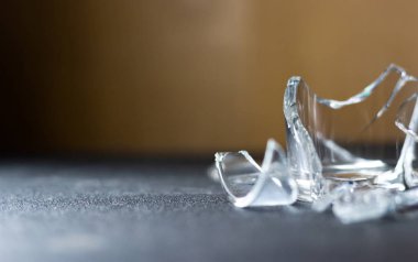 Kırılmış cam üzerinde siyah tablo kapatın