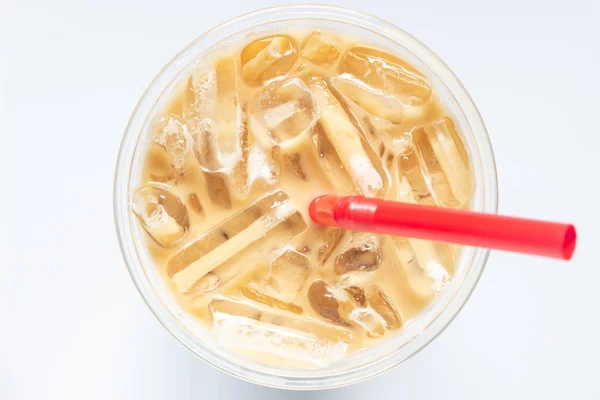 Beyaz arka plan ve kırmızı saman üzerinde buzlu kahve cam üst görünümü