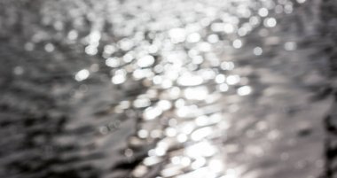 Güneş ışığın bokeh siyah ve beyaz resim tarzında dalgalar yansıtır