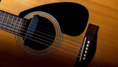 Turuncu akustik gitarın detaylarını kapat