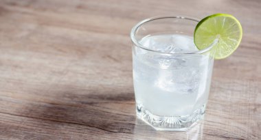 Tahta masanın üzerinde limonlu soda.