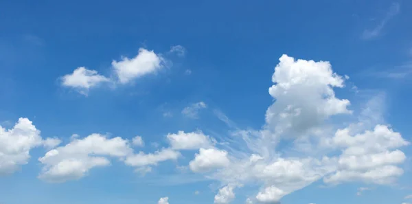 Білі Хмари Блакитному Небі — стокове фото